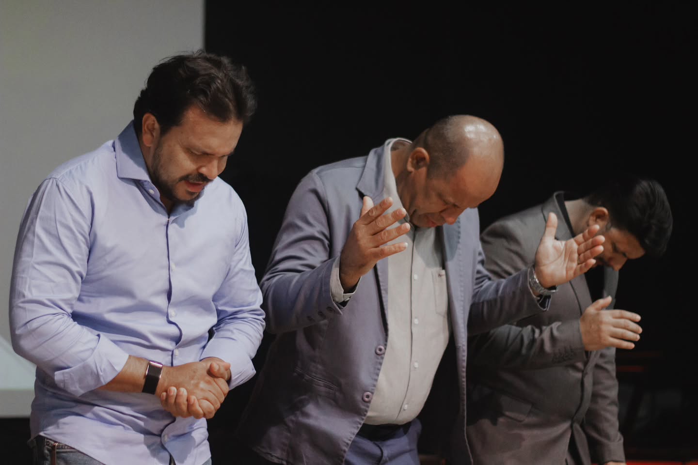 Homens reunidos em oração