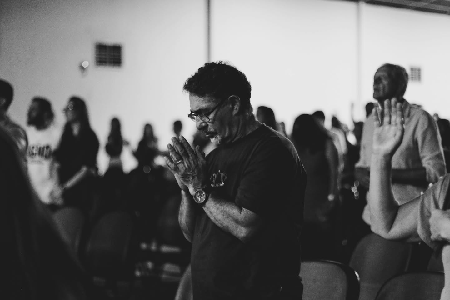 Homem orando durante o culto