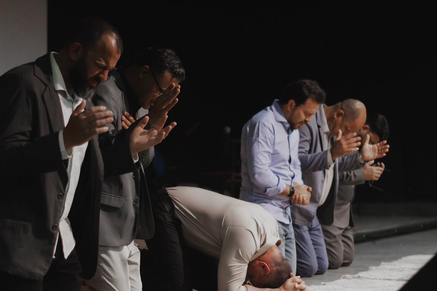 Homens em oração no altar