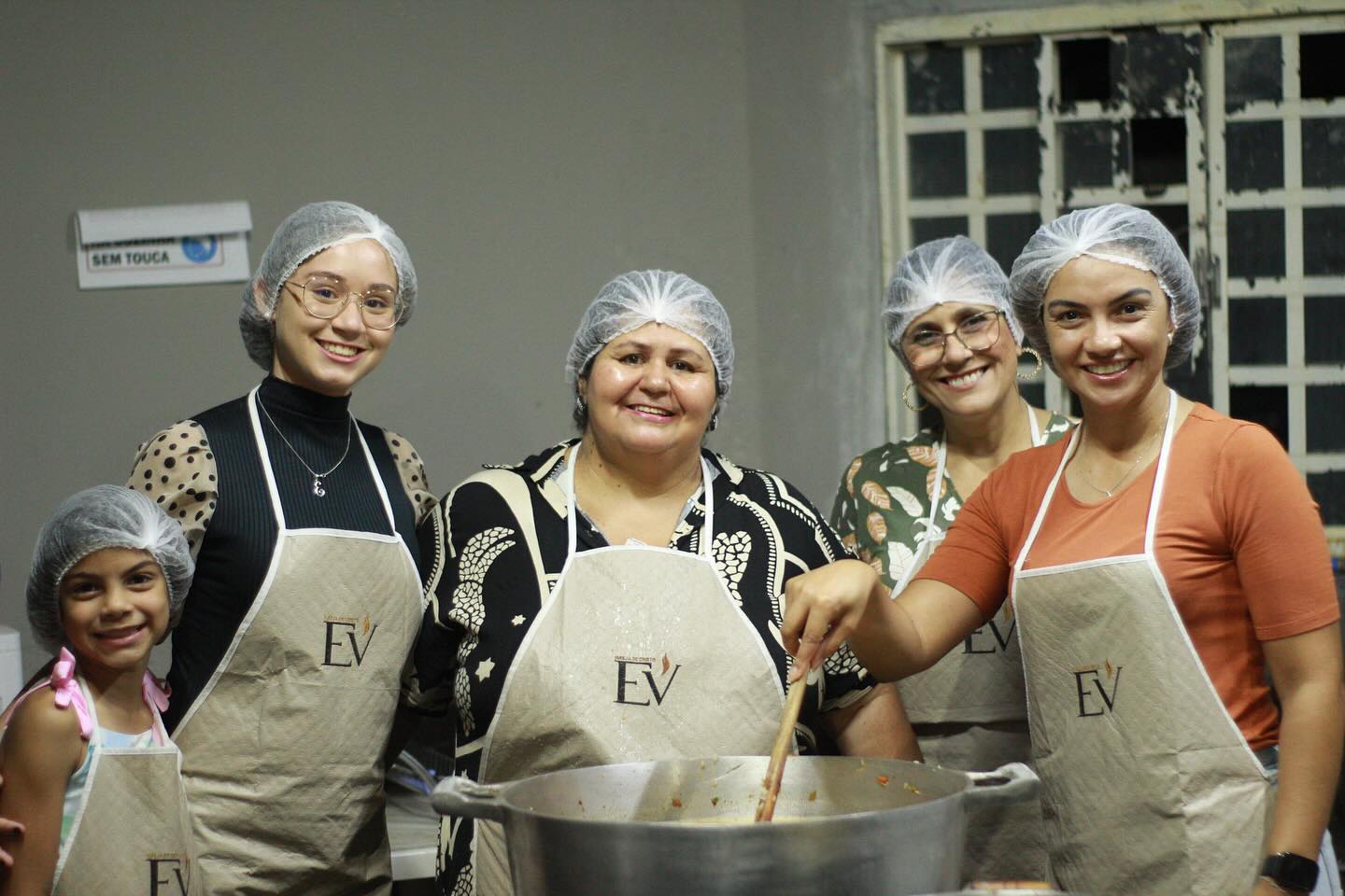 Voluntárias preparando alimentos na Cantina Essencial