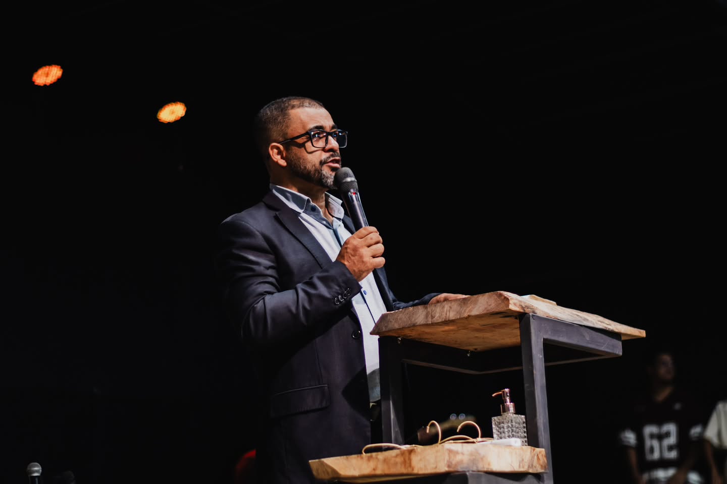 Pastor Dinho no púlpito